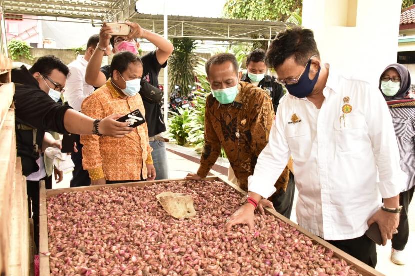 Menteri Pertanian (Mentan) Syahrul Yasin Limpo memantau aktivitas belanja orderan Gojek di Toko Tani Indonesia Center (TTIC) Pasar Minggu, Jakarta Selatan. 