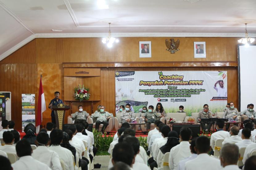 Menteri Pertanian (Mentan) Syahrul Yasin Limpo meminta para penyuluh pertanian untuk secara aktif mengawal dan mendampingi petani. Peran penyuluh, menurut Syahrul sangat penting dalam meningkatkan produktivitas petani. 