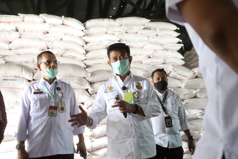 Menteri Pertanian (Mentan) Syahrul Yasin Limpo meminta sinergitas antar pemerintah daerah terus ditingkatkan. Langkah tersebut perlu dilakukan untuk memastikan kebutuhan pangan masyarakat tetap dalam kondisi aman dan terkendali.