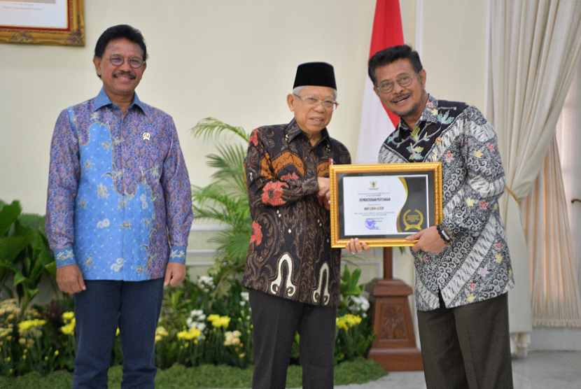 Menteri Pertanian (Mentan), Syahrul Yasin Limpo, menerima penghargaan tersebut langsung dari Wakil Presiden RI, Maaruf Amin di Istana Wakil Presiden RI Jakarta, Kamis (21/11). 