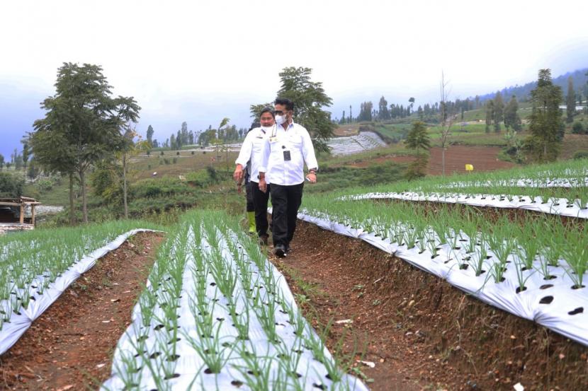  Menteri Pertanian (Mentan) Syahrul Yasin Limpo mengajak para petani di Jawa Tengah untuk menggerakkan roda ekonomi nasional melalui program Pertanian seperti food estate yang di laksanakan di Temanggung dan Wonosobo. 