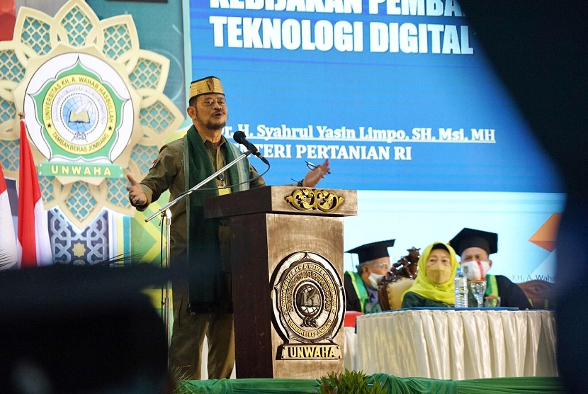 Menteri Pertanian (Mentan) Syahrul Yasin Limpo menghadiri acara wisuda mahasiswa Universitas KH. A. Wahab Hasbullah (UNHAWA) Jombang, Jawa Timur. Di sana, Mentan memberi orasi ilmiah bertemakan pertanian maju, mandiri dan modern.