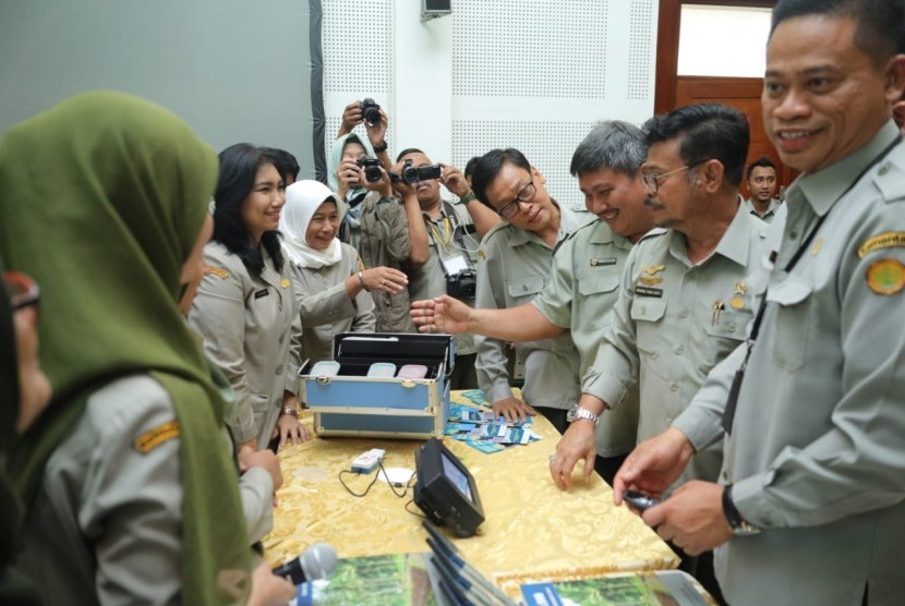Menteri Pertanian (Mentan) Syahrul Yasin Limpo mengunjungi Agriculture War Room Badan Litbang Pertanian di kawasan BBSDLP, Jalan Tentara Pelajar, Cimanggu, Bogor, Jawa Barat.