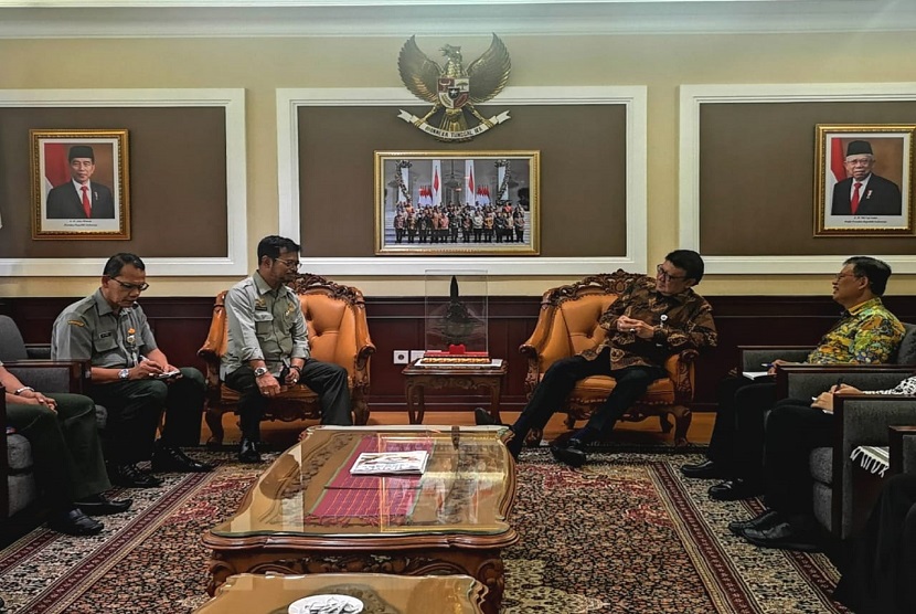 Menteri Pertanian (Mentan) Syahrul Yasin Limpo mengunjungi Menteri Pendayagunaan Aparatur Negara dan Reformasi Birokrasi (Menpan RB) Tjahjo Kumolo di Kantor Pusat Kemenpan RB, Jalan Jenderal Sudirman, Senayan, Jakarta Selatan.