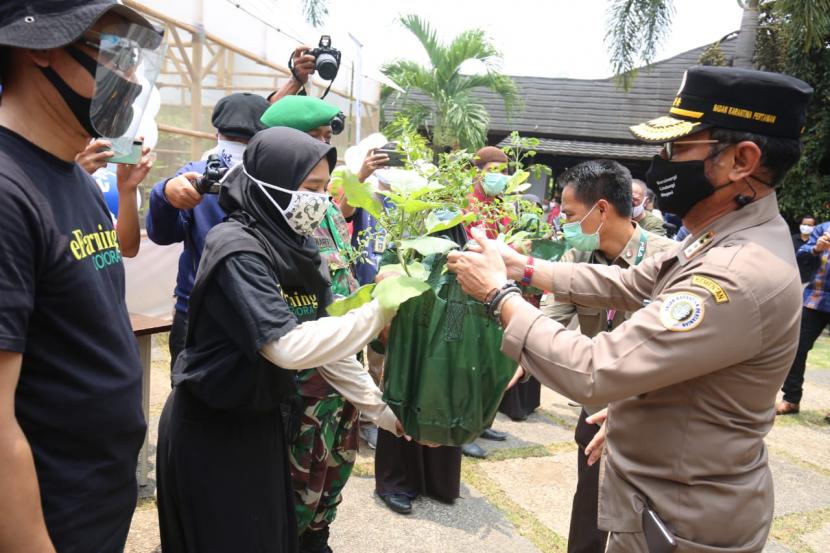 Menteri Pertanian (Mentan) Syahrul Yasin Limpo mengunjungi perkebunan hidroponik swasta di Babakan Madang, Bogor, Jawa Barat.
