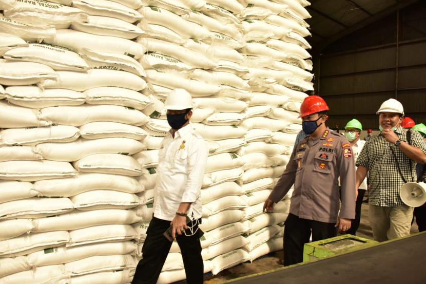 Menteri Pertanian (Mentan) Syahrul Yasin Limpo meninjau pabrik gula PT Angels Products di Cilegon guna mengecek ketersedian stok tetap aman.