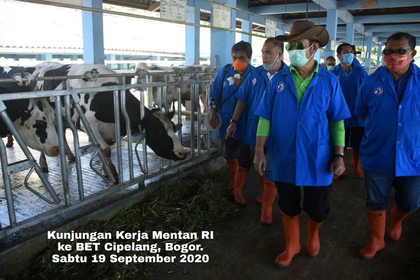 Menteri Pertanian (Mentan) Syahrul Yasin Limpo meninjau proses Inseminasi Buatan (IB) sapi lokal dan internasional di laboratorium dan kandang utama Balai Embrio Ternak (BET) Cipelang, Bogor, Jawa Barat.