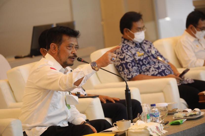 Menteri Pertanian (Mentan) Syahrul Yasin Limpo menyapa 1.000 titik penyuluhan se-Indonesia melalui video virtual yang digelar di pusat data Agriculture War Room (AWR) Kementan, Jakarta, Rabu (23/6). 