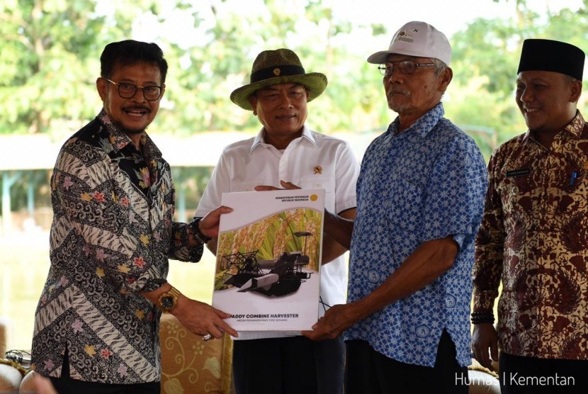 Menteri Pertanian (Mentan), Syahrul Yasin Limpo (SYL) bersama dengan Kepala Kantor Staf Presiden (KSP) Moeldoko lakukan panen raya padi Varitas super genjah M70D di Karawang, Jawa Barat.