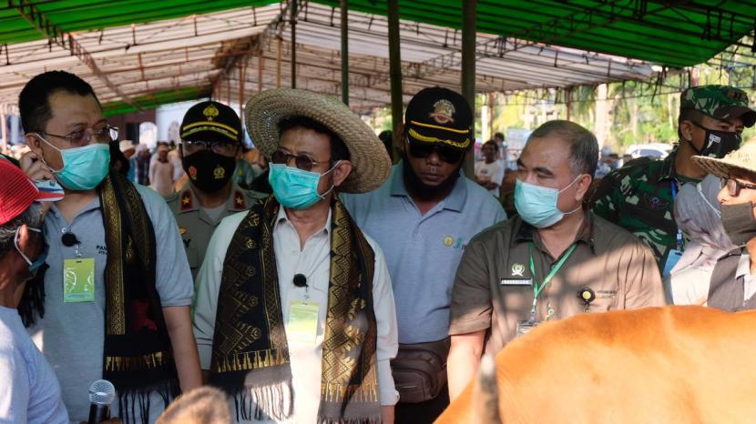 Menteri Pertanian (Mentan) Syahrul Yasin Limpo (SYL) melakukan panen 800 ekor pedet (sapi) beserta induknya di Desa Barabali, Kabupaten Lombok Tengah, Nusa Tenggara Barat (NTB).