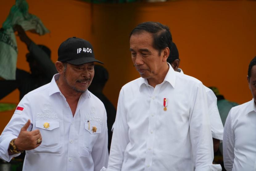 Menteri Pertanian (Mentan) Syahrul Yasin Limpo (SYL) mendampingi Presiden Joko Widodo (Jokowi) meninjau ladang jagung di kawasan food estate di Kabupaten Keerom, Provinsi Papua, Kamis (6/7/2023).