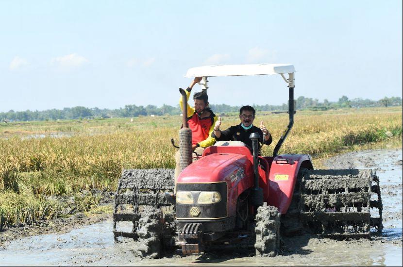 Menteri Pertanian (Mentan) Syahrul Yasin Limpo (SYL) saat menghadiri panen raya padi di Desa Sidomulyo, Kecamatan Kaliori, Rembang, Jawa Tengah. Panen padi dilakukan dengan menggunakan alat mesin pertanian (Alsintan).