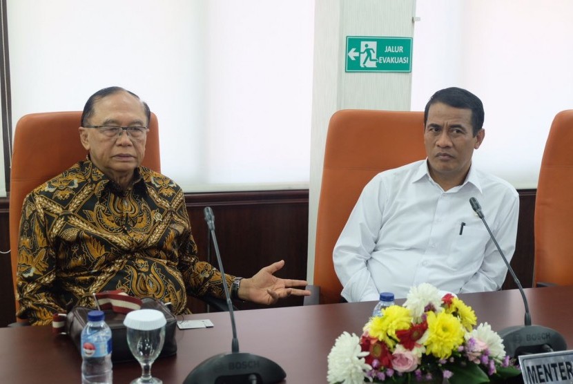 Menteri Pertanian Republik Indonesia Andi Amran Sulaiman (kanan) bersama anggota Dewan Pertimbangan Presiden (Watimpres) Sidarto Danusubroto (kiri).