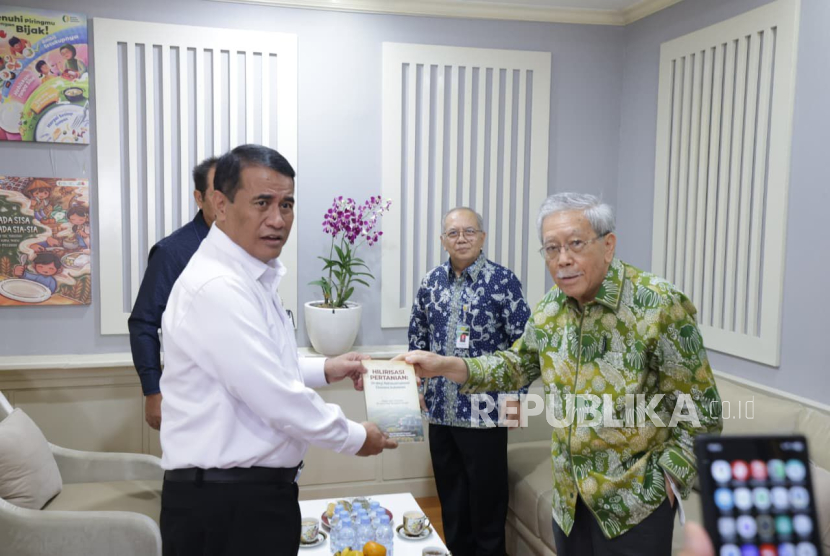Sukseskan Swasembada Pangan, Mentan Amran Tuai Pujian Tokoh Pertanian Nasional