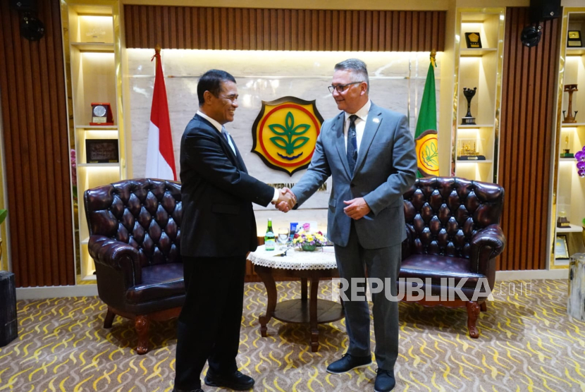 Menteri Pertanian RI Andi Amran Sulaiman menerima kunjungan resmi Menteri Pertanian dan Pangan Kanada, Heath MacDonald, di kantor pusat Kementerian Pertanian, Jakarta Selatan, Kamis (31/7/2025).