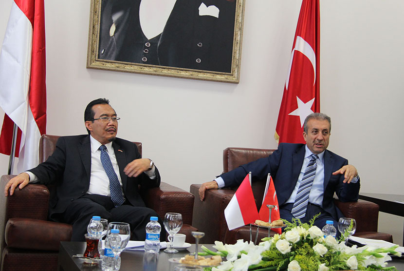 Menteri Pertanian RI Suswono dan Menteri Pertanian, Pangan, dan Peternakan Turki Mehmed Mehdi Eker melakukan pertemuan bilateral membahas kerjasama pertanian Indonesia-Turki, Selasa (27/5) di Konya, Turki. 