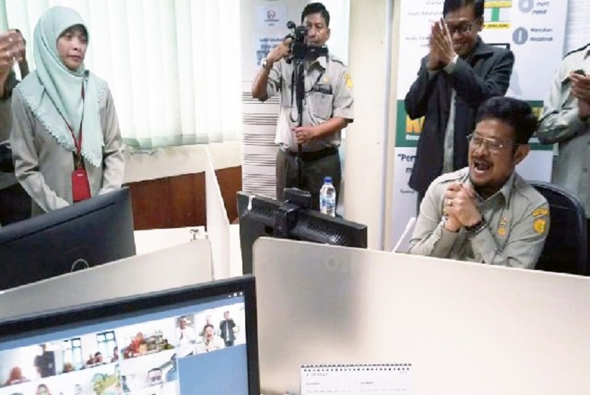 Menteri Pertanian RI Syahrul Yasin Limpo di Agriculture War Room berbincang dengan penyuluh 