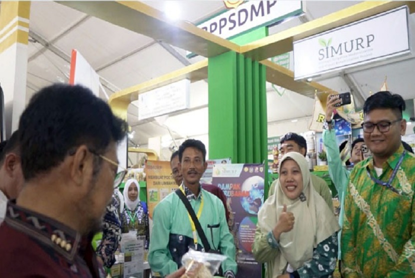 Menteri Pertanian RI Syahrul Yasin Limpo saat mengunjungi Stand SIMURP pada Pekan Nasional Petani dan Nelayan (Penas) ke XVI 2023 di Kota Padang, Sabtu (10/6).