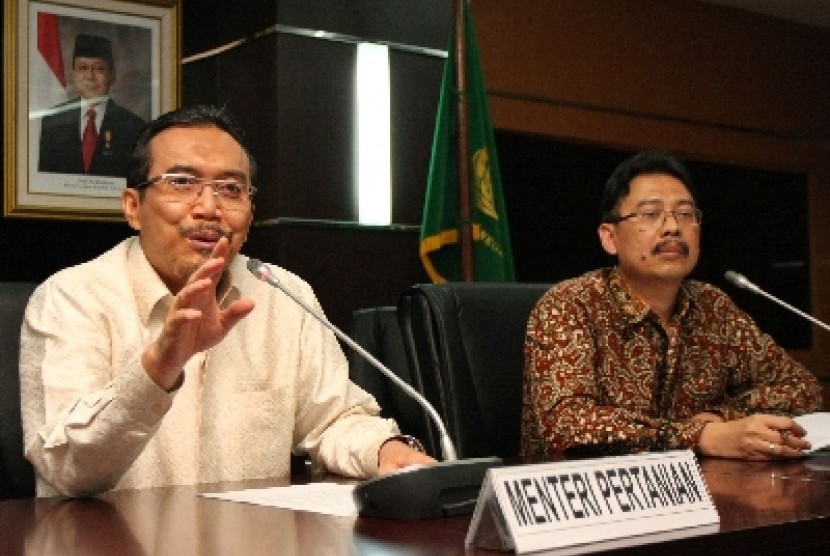 Menteri Pertanian Suswono (kiri) didampingi Dirjen Peternakan dan Kesehatan Hewan Kementerian Pertanian, Syukur Iwantoro (kanan) ketika memberikan keterangan kepada wartawan terkait kebijakan impor daging sapi di Kantor Kementerian Pertanian, Jakarta, Juma