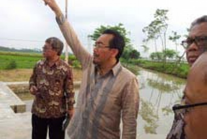 Menteri Pertanian Suswono meninjau jaringan irigasi di Pekalongan, Jawa Tengah