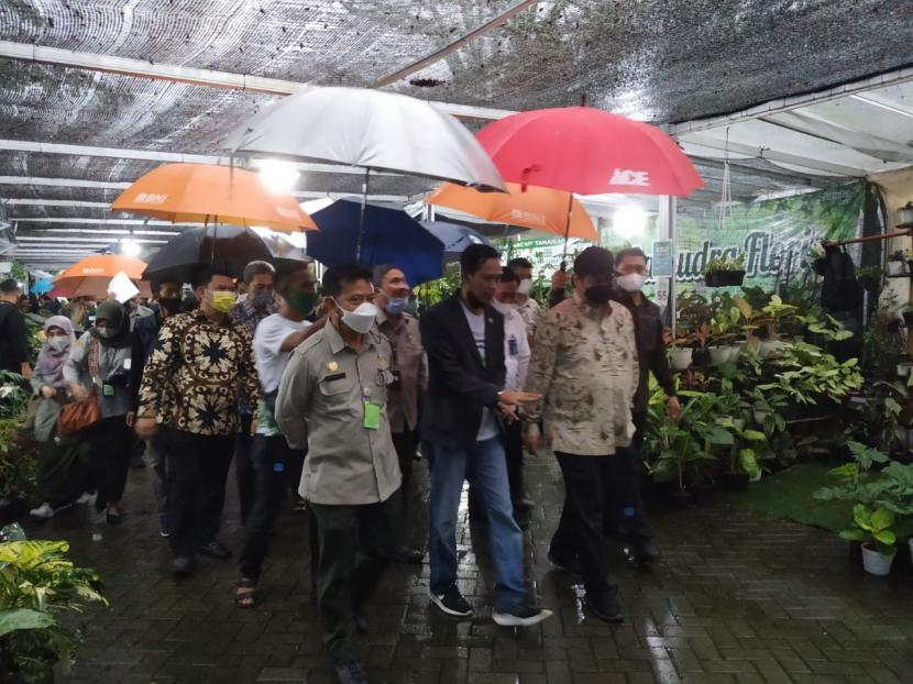 Menteri Pertanian, Syahrul Yasin Limpo bersama Menko Perekonomian, Airlangga Hartarto melepas ekspor tanaman hias dan benih hortikultura di Jungle Fest, Bogor, Kamis (6/5). Total nilai ekspor mencapai Rp 1,5 miliar
