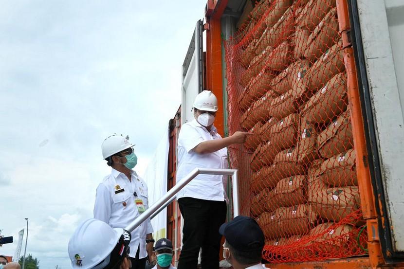 Menteri Pertanian Syahrul Yasin Limpo bersama Menteri Koordinator Perekonomian Airlangga dan sejumlah menteri bidang perekonomian lainnya, melepas ekspor produk pertanian di kawasan Bintan Industrial Estate (BIE), Lobam, Kepulauan Riau, Sabtu (26/09). 