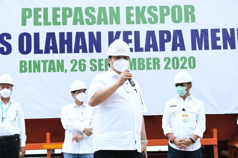 Menteri Koordinator Perekonomian Airlangga dan sejumlah menteri bidang perekonomian lainnya, melepas ekspor produk pertanian di kawasan Bintan Industrial Estate (BIE), Lobam, Kepulauan Riau, Sabtu (26/09). 