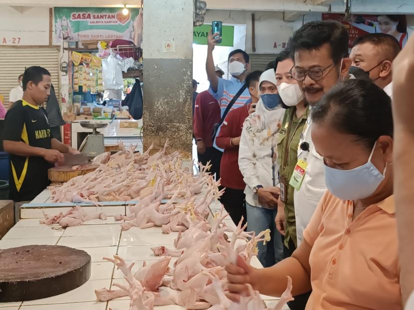 Menteri Pertanian Syahrul Yasin Limpo didampingi  Ketua Kadin DKI Jakarta, Diana Dewi melakukan inspeksi mendadak (sidak) ke Pasar Kelapa Dua Tangerang, Banten, pada Ahad, (24/4/ 2020). 