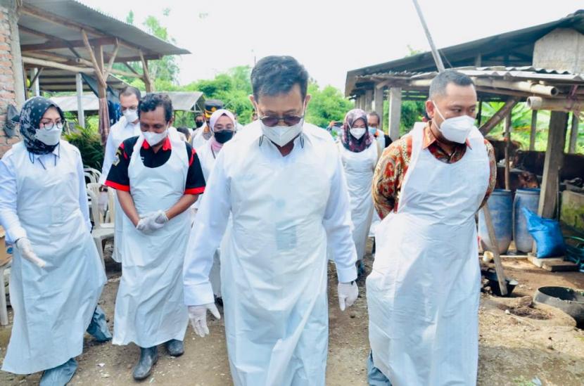 Menteri Pertanian, Syahrul Yasin Limpo, gerak cepat turun kelapangan dan mengunjungi Kabupaten Gresik sebagai salah satu wilayah yang terkonfirmasi positif akan adanya penyakit PMK.