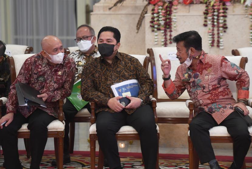 Menteri Pertanian Syahrul Yasin Limpo (kanan) berbincang dengan Menteri BUMN Erick Thohir dan Menkop UMKM Teten Masduki (kiri) saat menghadiri pembukaan Rapat Koordinasi Nasional (Rakornas) Pengendalian Inflasi tahun 2022 di Istana Negara, Jakarta, Kamis (18/8/2022). Dalam Rakornas tersebut Gubernur Bank Indonesia (BI) Perry Warjiyo memperkirakan inflasi bisa berisiko lebih tinggi dari batas atas sasaran 3 persen, plus minus 1 persen hingga akhir tahun yang disebabkan oleh masih tingginya harga pangan dan energi global, gangguan cuaca, serta kesenjangan pasokan antarwaktu dan antardaerah. 