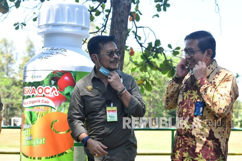 Menteri Pertanian Syahrul Yasin Limpo (kiri) berbincang bersama Dirut Petrokimia Gresik Dwi Satriyo Annurogo (kanan) ketika berkunjung di area Petrokimia Gresik, Jawa Timur, Jumat (4/9/2020). Kunjungan Syahrul Yasin Limpo tersebut dalam rangka meninjau ketersediaan pupuk bersubsidi yang akan disalurkan ke petani.