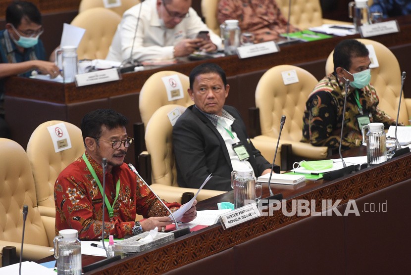 Menteri Pertanian Syahrul Yasin Limpo (kiri) mengikuti rapat kerja dengan Komisi IV DPR di Kompleks Parlemen, Senayan, Jakarta, Selasa (7/7/2020). Rapat itu membahas program strategis kementrian dalam rangka percepatan pemulihan ekonomi dampak COVID-19.
