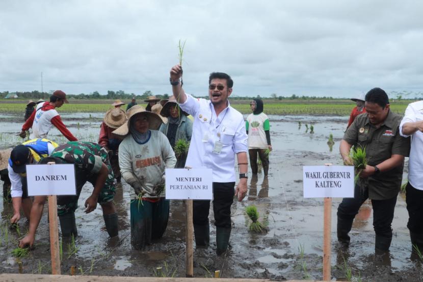 Menteri Pertanian Syahrul Yasin Limpo melakukan gerakan tanam di Desa Bentuk Jaya Blok A5, Dadahup, Kapuas, Kalimantan Tengah.