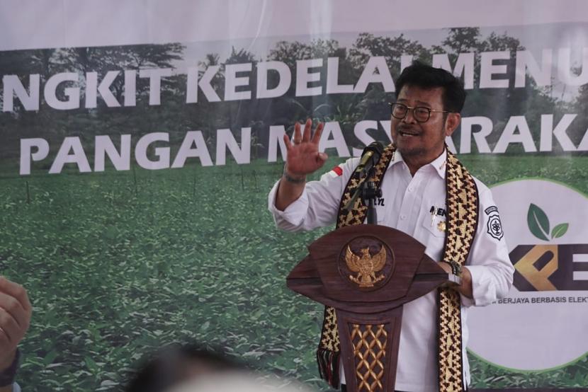 Menteri Pertanian Syahrul Yasin Limpo melakukan tanam kedelai di Pekon Banjar Masin Kecamatan Bulok Kabupaten Tanggamus, Lampung, Jumat (2/6/2023).