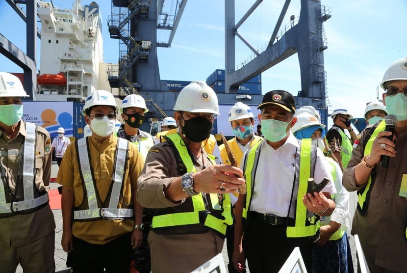 Menteri Pertanian Syahrul Yasin Limpo melepas ekspor berbagai komoditas pertanian yang ditujukan ke 41 negara, di Terminal Kontainer Jakarta Internasional (JICT), Pelabuhan Tanjung Priok, Jakarta, pada Jumat (2/4) pagi. 