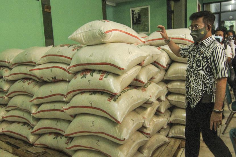 Menteri Pertanian Syahrul Yasin Limpo melihat pasokan beras saat mengunjungi ATM Pertanian Sikomandan beras gratis di Kodim 0508/Depok, Jawa Barat, beberapa waktu lalu. Kementan setidaknya akan menyiapkan area pertanaman tambahan sebanyak 600 ribu hektare mengantisipasi musim kemarau tahun ini.