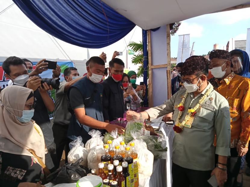Menteri Pertanian Syahrul Yasin Limpo melihat produk hasil pertanian petani milenial di Desa Cipendawa, Kecamatan Pacet, Kabupaten Cianjur, Kamis (9/9).
