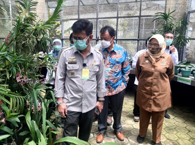 Menteri Pertanian Syahrul Yasin Limpo melihat tanaman hias di Balai Penelitian Tanaman Hias (Balithi), Balitbangtan, Cipanas, Kabupaten Cianjur, Kamis (12/11).