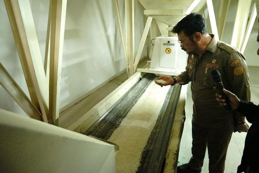 Menteri Pertanian Syahrul Yasin Limpo memantau stok beras dan gabah ke pabrik penggilingan Tiga Jaya di Karawang pada hari Selasa (8/11/2022). Dalam kunjungannya, Mentan memastikan stok 12 komoditas utama, khususnya beras, sudah mencukupi untuk menghadapi akhir tahun.