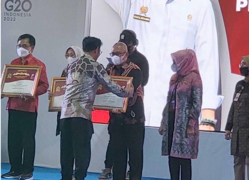 Menteri Pertanian Syahrul Yasin Limpo memberikan penghargaan kepada Gubernur Kalteng Sugianto Sabran dalam hal ini diwakili Kepala Dinas Tanaman Pangan, Hortikultura dan Peternakan (TPHP) Provinsi Kalteng Riza Rahmadi.
