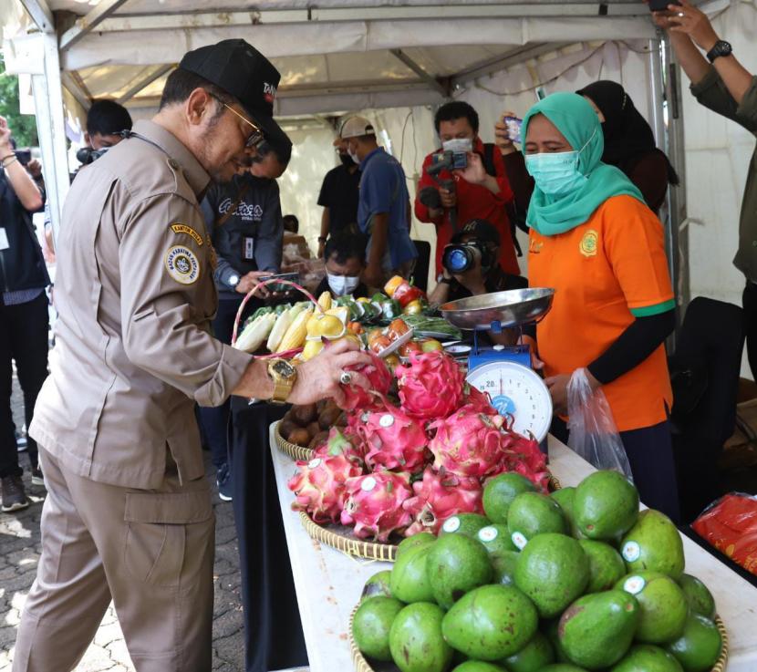 Menteri Pertanian Syahrul Yasin Limpo membuka Pasar Tani Bazar Ramadan di halaman parkir, Kantor Pusat Kementerian Pertanian hari ini (26/4/2022).