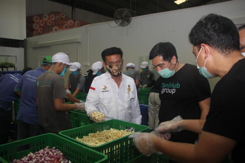 Menteri Pertanian Syahrul Yasin Limpo mendatangi langsung salah satu warehouse atau gudang penyimpanan stok pangan milik Tani Hub Group. 