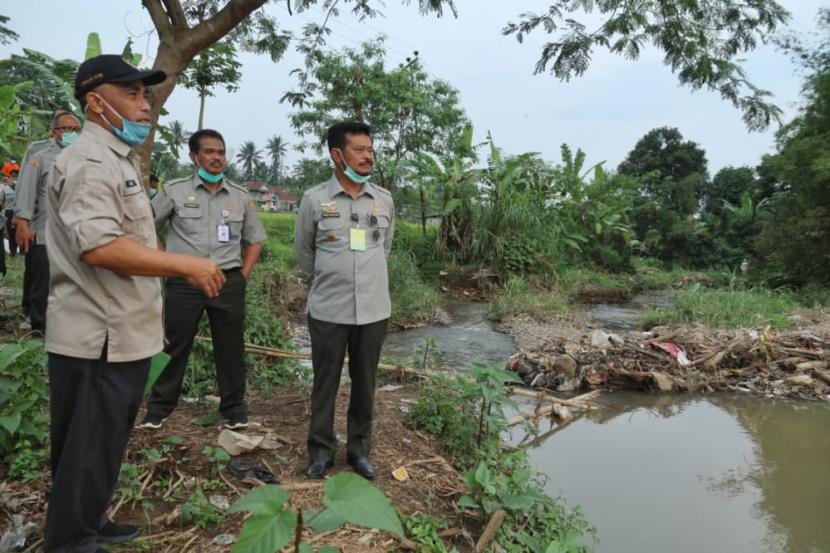 Menteri Pertanian Syahrul Yasin Limpo meninjau lahan pertanian terdampak banjir yang mengakibatkan puso di lebih dari 100 hektar lahan pertanian di Desa Cisaat, Kecamatan Cicurug, Sukabumi, Senin (12/10).