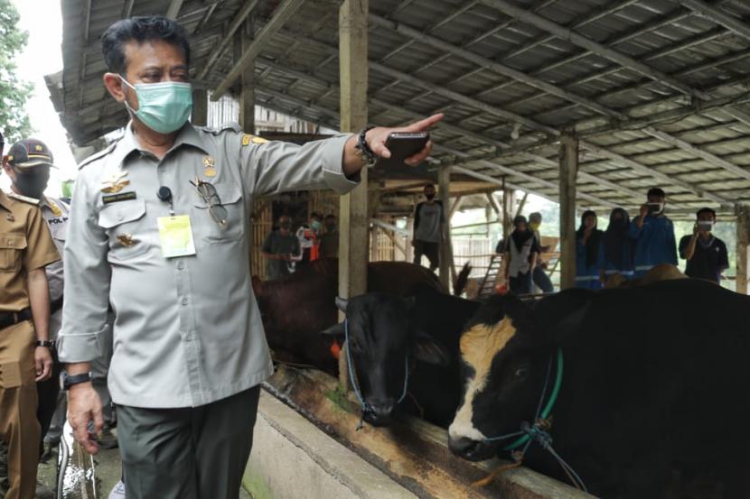 Menteri Pertanian Syahrul Yasin Limpo meninjau lokasi Peternakan Kambing, Domba dan Sapi di Yayasan Adzkia, Desa Sukaresmi, Cisaat, Sukabumi - Jawa Barat.