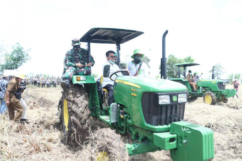 Menteri Pertanian Syahrul Yasin Limpo menjajal alat pertanian, (ilustrasi). Sampai 11 September realisasi pelaksanaan anggaran Kementan mencapai 60,43 persen.