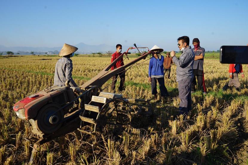 Menteri Pertanian Syahrul Yasin Limpo (Mentan SYL) berbincang dengan para petani seusai melakukan panen padi di Desa Gajahmekar, Kecamatan Kutawaringin, Kabupaten Bandung, Ahad (25/7).