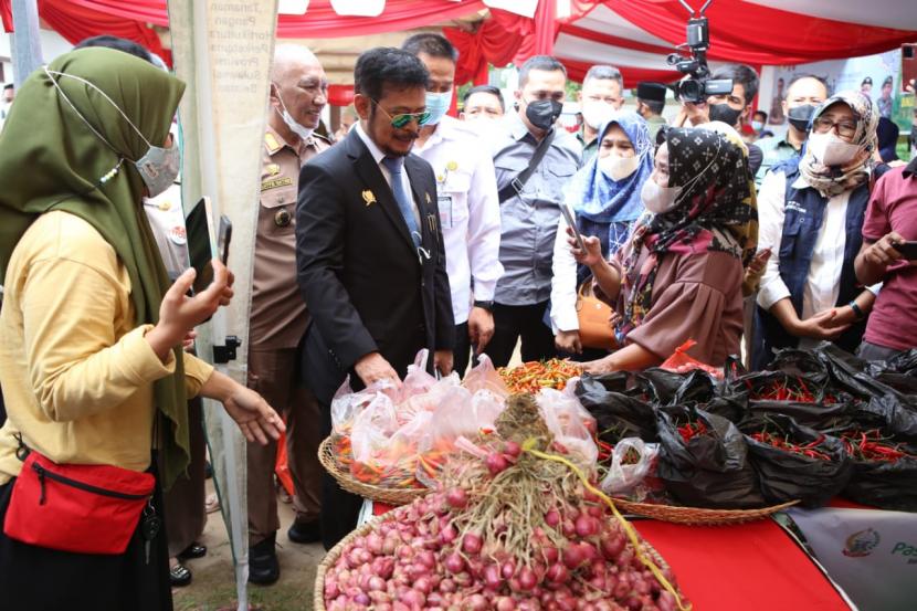  Menteri Pertanian Syahrul Yasin Limpo (Mentan SYL) bersama Gubernur Sulawesi Selatan (Sulsel) Andi Sudirman Sulaiman membuka Pasar Tani dan Gelar Pangan Berkualitas yang diselenggarakan Balai Besar Karantina Pertanian Kementerian Pertanian (Kementan).