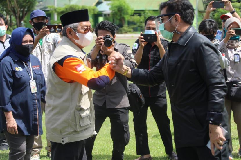 Menteri Pertanian, Syahrul Yasin Limpo (Mentan SYL) didampingi Gubernur Sulawesi Barat, Ali Baal Masdar, memantau langsung proses penanganan sekaligus menyerahkan bantuan secara simbolis kepada korban bencana gempa di Mamuju, Sulawesi Barat, Sabtu (23/1).