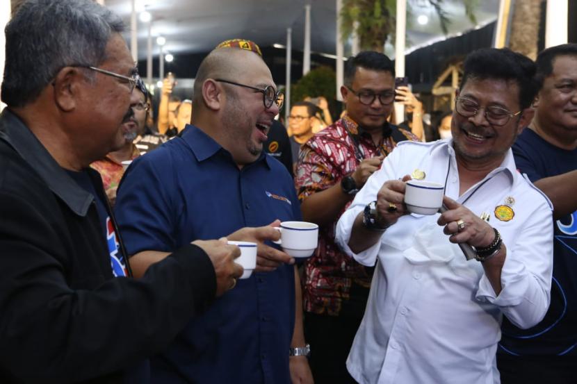 Menteri Pertanian Syahrul Yasin Limpo (Mentan SYL) (kanan),  CEO Media Group Mirdal Akib (tengah) berbincang usai membuka acara Festival Kopi Nusantara 2023 Dalam Rangka Ulang Tahun ke-53 Media Indonesia di Jakarta, Rabu(1/2/2023).
