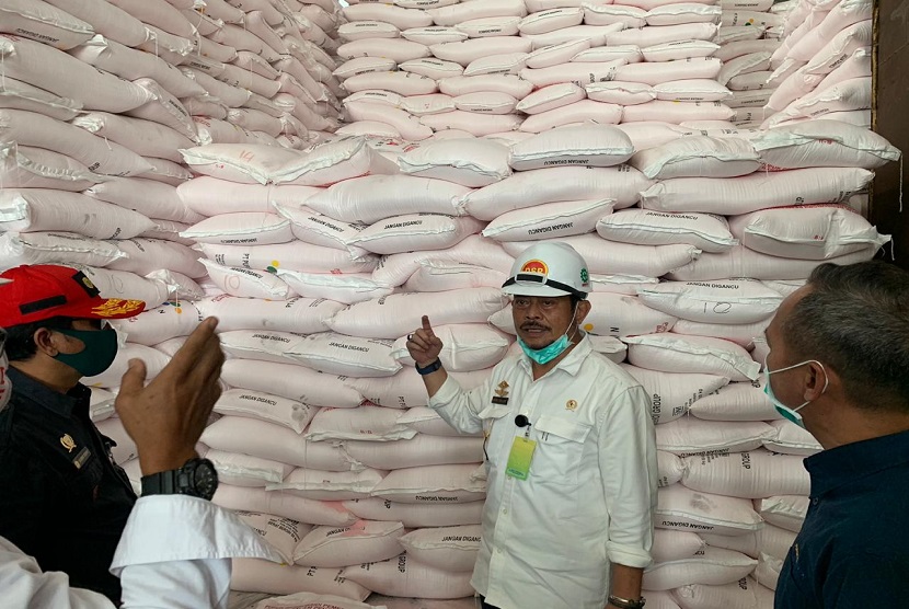 Menteri Pertanian, Syahrul Yasin Limpo (Mentan SYL) kembali lanjutkan inspeksi mendadak (sidak) stok pupuk di gudang PT Pupuk Kaltim yang berada di Kota Makassar, Sulawesi Selatan (Sulsel), Senin (31/8).